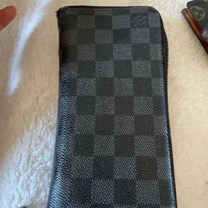Authentic Louis Vuitton Damier Graphite Pattern Zippy Wallet🤗